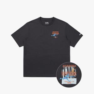 [디아도라] AIRTEX 테니스 무브 그래픽 반팔 티셔츠 CHARCOAL