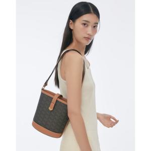 [질스튜어트]브라운 V장식 로젤라칠링 패턴 버킷형 미디움 숄더백 JABA5F301