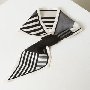 [헤지스] 블랙앤화이트 스트라이프 숏 실크 스카프 /HISC5F830WT