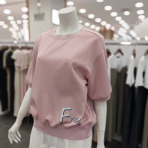 [아니베에프]A53WTS530 라운드넥 허리 자수 레터링 티셔츠