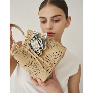 [닥스핸드백]DCBA5E581I2 베이지 플라워 펀칭 가죽 버킷백