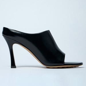 26 SS 보테가 베네타 라나 Rana 오픈토 그레인 레더 힐 827720V3H901000