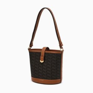 [질스튜어트] V장식 포인트 로젤라 칠링 브라운 패턴 버킷형 숄더백  JABA4E301W2