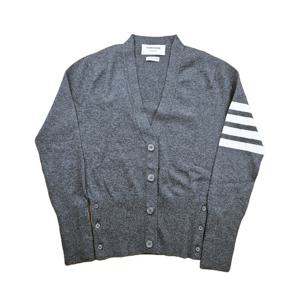 톰브라운 4바 스트라이프 캐시미어 가디건 미디엄 그레이 FKC001A 00011 035