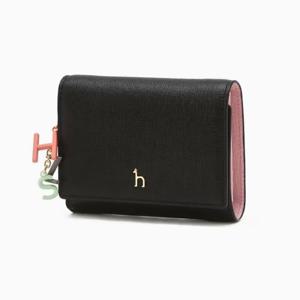 [헤지스ACC] 블랙 가죽 골드퍼피 로고 레터링장식 3단 반지갑 HIWA6E605BK