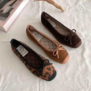 컴온슈 / 사각코 폭신한 스웨이드 호피 리본플랫슈즈 단화 (1cm)