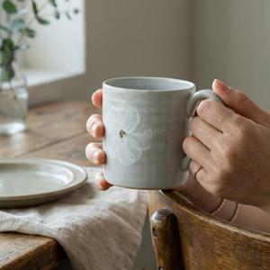 이천도자기 화이트 꽃문양 머그컵 380ml 잔 선물용 음료수 커피 홈카페