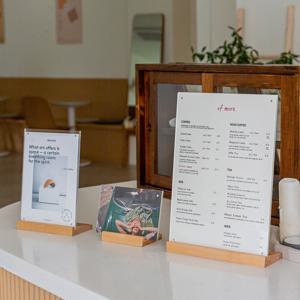 아크릴 메뉴판 안내판 테이블 가격표 꽂이 카페 미용실 L형 우드 베이스 자석