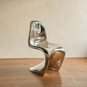 팬톤 실버 체어