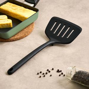 바닥에 닿지 않는 실리콘 넓은뒤집개 블랙