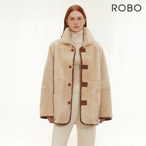 로보 25FW 리버시블 시어링 무스탕 하프코트