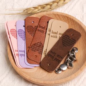 TEMU 20개 수제 인조 가죽 크로셰 태그 (못 포함) - DIY 공예용 하트 모양 핸드메이드 라벨, 크로셰 & 러브 엠보싱, 미리 뚫린 구멍, 뜨개질, 크로셰, 스카프, 모자, 코트, 애완동물 장난감용 (살구색, 진한 갈색, 보라색)