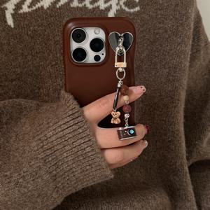 TEMU 라이체 패턴과 곰돌이 카메라 스트랩 팔찌가 있는 인조 가죽 휴대폰 케이스. iPhone 11부터 17 Pro Max Plus 모델과 호환되며, 부드러운 백 커버가 특징입니다.|핸드폰스트랩