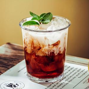 TEMU 1개 메리 크리스마스 디자인 커브드 엣지 숏 글라스 컵, 솔리드 컬러 커피 머그 INS 스타일 주스 텀블러, 부드러운 라인 + 정교한 롤드 림 - 고급스러운 아침식사 & 오후 티타임 우유 음료용