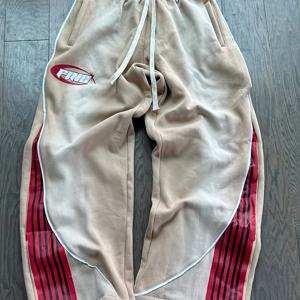 TEMU 여성용 Y2K 레터 프린트 컬러블록 레그 팬츠 - 베이지 & 레드 대비 캐주얼 트라우저, 조절 가능한 드로스트링 허리, 세탁기 사용 가능 사계절 라운지 팬츠, 편안한 착용감, 빈티지 디자인의 부드러운 원단