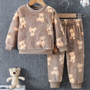 TEMU 귀여운 곰돌이 디자인의 남아용 투피스 세트입니다. 프린트 패턴이 돋보이는 스타일리시하고 패셔너블한 디자인입니다. 가을, 겨울철을 위한 두꺼운 플란넬 소재로 아이들을 따뜻하게 지켜줍니다. 일상복으로 활용하기 좋고, 야외 활동에도 적합합니다.
