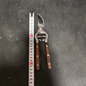 TEMU 헤비 듀티 정원 가지치기 가위 | 매우 날카롭고 내구성이 뛰어난 인체공학적 녹색 손잡이, 스테인리스 스틸 날이 있는 수동 가지치기 가위, 가지, 꽃, 줄기 다듬기에 이상적