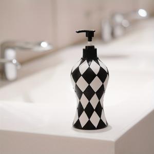 TEMU 1pc 블랙 앤 화이트 체크드 소파 디스펜서 - 레진, 전기 없음, 바닥 서지, 주방 & 욕실 장식에 이상적, 리필 가능 액체 용기, 욕실 장식