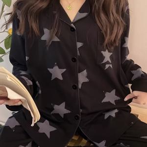 TEMU 편안한 블랙 스타 프린트 긴팔 파자마 세트 - 어른용 캐주얼 버튼 업 상의 및 매칭 팬츠, 가을과 겨울에 완벽한 편안한 홈웨어, 겨울 파자마 | 스타 프린트 상의 | 버튼 업 상의, 스타 프린트 파자마