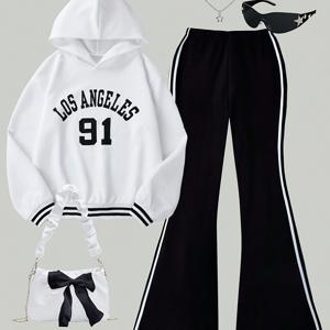 TEMU 세련되고 캐주얼한 후드 스웨트셔츠, 사선 체크 레터링 디자인으로 여름/겨울에 어린 소녀들에게 완벽합니다. 블랙 플레어 팬츠와 함께 매치하면 야외 레저 활동 및 파티에 완벽합니다.