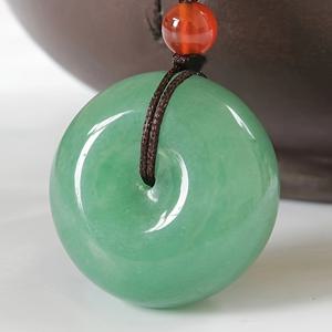 TEMU 천연석 평화 상징 펜던트 목걸이 - 녹색에 빨간 구슬 장식, 남녀공용 우아한 주얼리, 캐주얼 및 정장 착용을 위한 핸드메이드 룩
