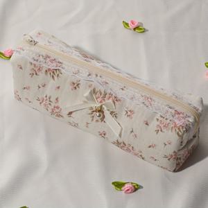 TEMU 1개 AIKEMENG 플로럴 레이스 메이크업 브러쉬 정리함 - 골드 리본 장식이 있는 휴대용 화장품 가방, 흰색 & 핑크 꽃무늬 디자인, 여행 및 일상 사용을 위한 지퍼 클로저, 우아한 액세서리, 고품질 공예