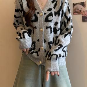TEMU 여성용 프린트 V넥 가디건 - 버튼 프론트가 있는 포근한 가을/겨울 스웨터, 긴 소매와 리브 커프스, 그레이 & 블랙 동물 프린트 디자인, 캐주얼 또는 스타일리시한 의상에 완벽, 여성용 코지 스웨터, 우아한 베스트, 품질 좋은 여성용 카디건