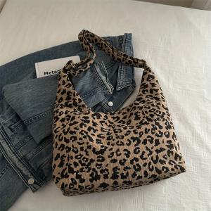 TEMU 여성용 프린트 토트백 - 대용량 코듀로이 쇼핑백, 조절 가능한 어깨끈 & 지퍼 포켓, 가벼운 세탁 가능 캐주얼 핸드백, 혼합 색상, 내구성 폴리에스터 안감, 스타일리시 액세서리, 튼튼한 구조, 패션 애호가용, 다목적 가방, 스트릿 스타일