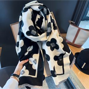 TEMU 여성용 양면 플로럴 스카프 - 두꺼운 따뜻한 겨울 목도리, 우아한 블랙 & 화이트 꽃무늬 패턴, 비신축성 우아한 샤울, 가을/겨울 캐주얼 및 정장용 - 세련된 추위 날씨 액세서리, 계절 패션, 클래식 디자인, 부드러운 질감, 스타일리시 랩, 패션 애호가, 가을 패션, 자카드 직조, 여성용 우아한 스카프/샤울, 여름 컬러 소프트 스카프