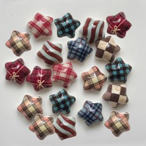 TEMU 20개 레트로 스코티시 타탄 스타 비즈 - 체크무늬 공예 비즈, 검정 & 흰색 체크 패턴, 내구성 있는 플라스틱 스코티시 체크 참, 주얼리 만들기, 브로치 핀, 팔찌, 헤어 클립 & DIY 액세서리용 (빨강, 파랑, 초록)