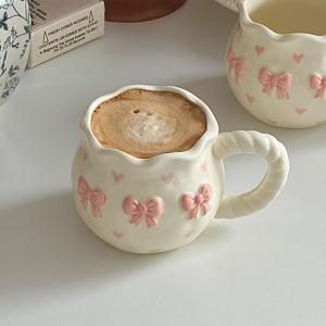 TEMU 파스텔 핑크 리본 디자인의 우아한 세라믹 커피 머그컵 - 생일, 결혼식, 집들이 선물용 - 내구성 있는 세라믹 소재로 제작된 뜨거운 음료용 - 여성과 특별한 날을 위한 장식 주방용품, 커피 애호가를 위한 선물, 스캘럽 엣지 컵, 데코레이티브 매듭 모티프