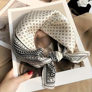 TEMU 스타일 여성용 실크 스카프 길이 27.5인치 - 우아한 기하학적 디자인, 부드럽고 가벼움, 헤드밴드, 블랙 앤 화이트 체크무늬 수건으로 사용할 수 있음, 100% 폴리에스터로 제작, 신축성 있는 핏, 1평방미터당 95그램, 모든 계절에 적합한 야외 활동, 해변 여행에 이상적입니다.