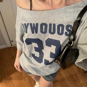 TEMU 여성용 우아한 오버사이즈 T셔츠 - 비대칭 보트넥 & 레터링, 소프트 그레이 및 네이비블루 캐주얼 썸머탑, 숏슬리브 릴렉스핏, 해변룩·레이어링&데일리웨어에 적합, 기계세탁가능, 통기성좋은 신축성 있는 원단, 헐렁한 핏의 멋진 상의