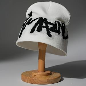 TEMU AMA 볼드 브러쉬스토크 레터 비니 - 조절 가능한 버클 클로저가 있는 가벼운 신축성 있는 겨울 모자, 남녀 공용 블랙 & 화이트 자카드 디자인, 캐주얼 & 포멀 의상, 새해 액세서리, 겨울 헤드웨어, 스타일리시한 헤드기어