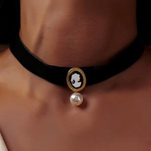 TEMU 1개 레트로 팰리스 스타일 벨벳 초커 목걸이 - 블랙 & 화이트 포트레이트 펜던트 액센트, 우아한 여성용 칼라보네 주얼리, 일상 착용 및 크리스마스 선물, 연중 활용 가능한 액세서리, 골드톤 트림, 휴일 선물, 고품질 액세서리