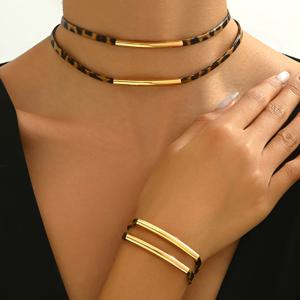 TEMU LXALRY 여성용 2피스 빈티지 프린트 PU 가죽 주얼리 세트 - 더블 레이어 커프 & 초커 목걸이, 데일리 웨어, 연중 레이어링, 리조트 스타일 (도금 없음) - 럭셔리 매칭 팔찌 & 목걸이 세트