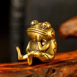 TEMU 1pc 레트로 브래스 개구리 조각 - 엉덩이로 앉은 미디어션 포즈, 헤비 듀티 솔리드 브래스 컬렉터블, 빈티지 홈 & 오피스 장식, 책을 좋아하는 사람들을 위한 예술적인 선물, 전기 필요 없음, 개구리 장식