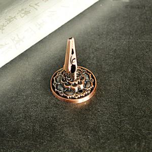 TEMU 1pc 미니 로투스 꽃 향초 연소기 및 코일 홀더 - 금속 스틱 및 코일, 전기 없음, 크리스마스, 할로윈, 부활절, 추수 감사절, 아버지의 날을 위한 홈 데코 - 장식 및 기능성 선물, 향초 홀더, 로투스 꽃 디자인, 금속 마감