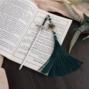 TEMU 빈티지 검 북마크 - 중세 기사, 녹색 태슬 펜던트가 있는 내구성 알루미늄 합금 페이지 마커, 책 애호가를 위한 우아한 데스크 장식, 역사학자 및 판타지 독자를 위한 선물, 세련된 디자인, 장식 금속공예, 사무용품, 견고한 구조, 기사 테마 액세서리