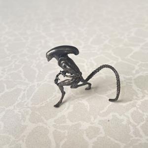 TEMU 황동 외계인 조각상 - AVP 영화 컬렉션, 날카로운 이빨과 발톱이 있는 SF 장식품, 실내/야외 장식용, 할로윈, 크리스마스, 생일 파티, 외계인 팬을 위한 수집 피규어, 섬세한 디테일 디자인