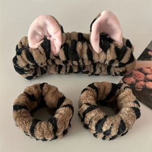 TEMU 네 가지 사이즈 제공: 플러시 귀여운 고양이 귀 디자인의 여성용 헤어밴드와 손목밴드, 프린트, 세안 및 메이크업용, 손목밴드, 헤어밴드 - 휴일 선물로 이상적, 메이크업 액세서리,뷰티 루틴 필수품,장난기 넘치는 디자인,편안한 착용감,신축성 헤어밴드,손목 커프스,뷰티 러버스,여성 패션