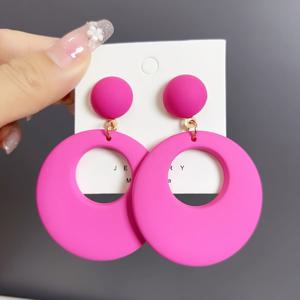 TEMU 핑크 매트 오버사이즈 후프 귀걸이 - 여성용 가벼운 홀로우 디자인, 데일리 & 파티 & 뮤직 페스티벌에 완벽한 연중 주얼리, 큐트 액세서리, 트렌디한 휴대용 귀걸이, 내구성 좋은 후프, 세련된 컬렉터용