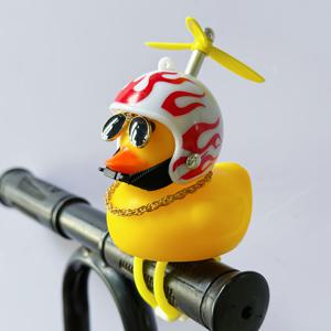 TEMU 1 귀여운 고무 오리 자전거 핸들바 장식 - 프로펠러, 골든 체인, 스타일리시 안경 포함 - 노란색 오리 디자인, 플레임 헬멧 - 재미와 기능성의 조합으로 라이딩 즐거움을 더하는 패션 액세서리 - 완벽한 휴일 선물