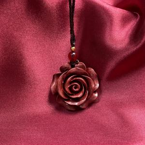 TEMU 1개 천연석 장미 펜던트 - 진한 버건디 레드 플로럴 주얼리, 여성 & 남성용 우아한 목걸이, 생일/기념일 선물, 일상 또는 정장 착용 가능, 도금 불필요, 내구성 있는 천연석 조각, 세련된 액세서리, 정교한 공예