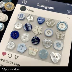 TEMU 20개 혼합된 파란색 단추 - 랜덤한 색상과 패턴 / 수첩, 의류/모자/셔츠 DIY 장식용 고품질의 작은 진주광택/유광 버튼 액세서리, 공예 프로젝트를 위한 소형 혼합 디자인 단추, 가구 이불핀 및 옷을 위한 화려한 금속 단추