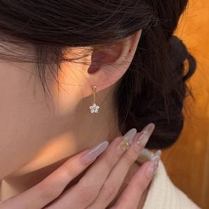 TEMU 여성을 위한 우아하고 섬세한 물방울 모양의 반짝이는 꽃 귀걸이 한 쌍, 크리스마스 패션에 완벽, 독특한 작은 꽃 드롭 귀걸이, 새해 눈꽃 파티를 위한 훌륭한 선물.|링귀걸이