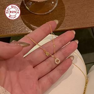 TEMU 스털링 18k 골드 도금 여성용 목걸이, 섬세한 반짝임의 합성 지르코니아 클로버 펜던트, 패셔너블한 행운의 의미 칼라본 체인, 크리스마스 휴일을 위한 로맨틱 선물, 일상 출퇴근에 적합, 사계절 내내 착용 가능한 저자극성, 파티 액세서리,휴일 선물,스타일리시 펜던트,고품질 도금,행운의 부적,패션 목걸이, 스타일,여성 패션