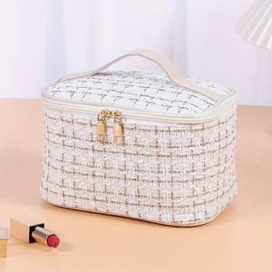 TEMU 세련된 베이지 체크 무늬 대용량 여행용 세면도구 가방, 휴대용 여성용 메이크업 파우치, 손잡이로 간편하게 휴대 가능, 화장품 및 세면도구 보관용으로 디자인, 메시 칸막이 내부, 메이크업 브러쉬 정리함 포함