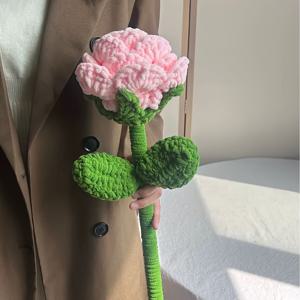 TEMU 핸드메이드 오버사이즈 패브릭 장미, & 카네이션 부케 - 생생한 레드 로즈와 그린 리프가 돋보이는 폴리에스터 꽃, 결혼식 발렌타인데이 크리스마스 선물, 어머니날 홈 데코, 유지 관리 없는 테이블 센터피스, 웨딩 부케, 축제 테이블 장식, 섬세한 페탈 공예