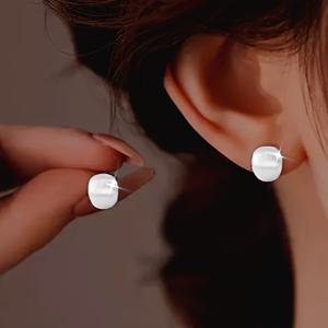 TEMU 여성용 스타일리시 스터드 귀걸이 한 쌍. S925 스테인리스 실버로 제작되었으며, 무광 브러시 마감 처리되어 매끄럽고 다재다능한 심플한 곡선 디자인을 특징으로 합니다. 일상복, 선물, 휴가 또는 발렌타인데이에 완벽합니다. 순수 은 귀걸이.